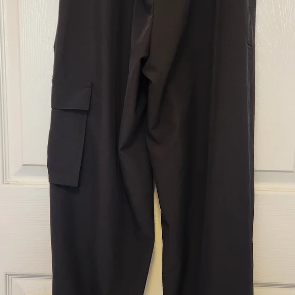 Old Navy Women's Black Stretchtech Quick Dry Cargo Pants with Drawstring - Picture 6 of 7
